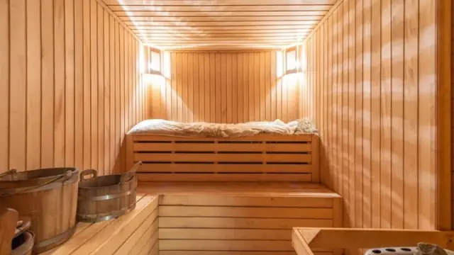 A woman in the UK was admitted to the hospital with serious heatstroke following her sauna session. Here’s a breakdown of the incident.
